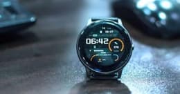 smartwatch marcando la hora