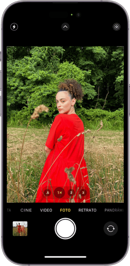 mujer vestido rojo