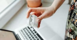 AirPods y ordenador portátil