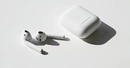 airpods y estuche blanco